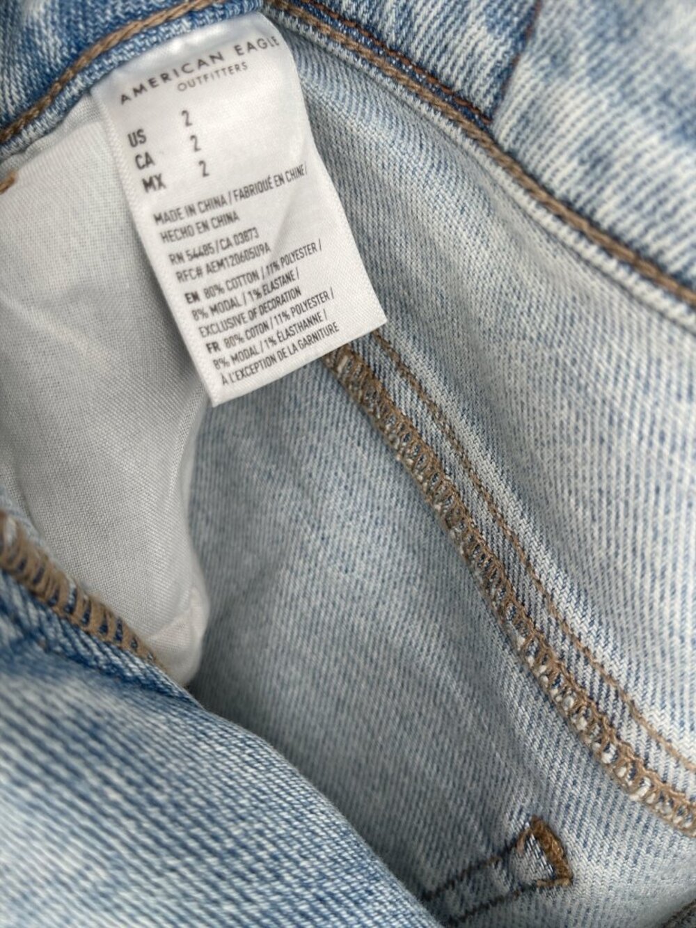 American Eagle Mom Jean Short Stretch Size 2 Light Wash Cuffed - Picture 3 of 4